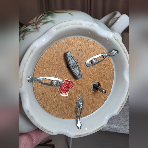 Lefton Vintage Porcelain Musical Teapot - Picture 11 of 11